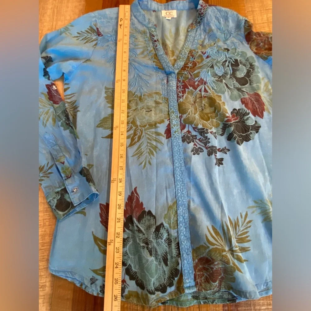 Chic Connection Boho Floral Embroidered V-neck Top
Size Medium - Picture 8 of 10